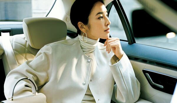 穏やかな気品と信頼感、親しみやすさが調和した「ミルキーカラー」コーディネート｜長時間の車移動を伴う日の装い