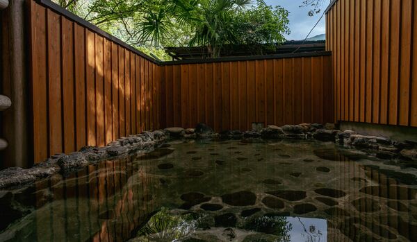 【プロも惚れ込む近畿の名湯 vol.４】まさに神の湯！日本の原風景が残る秘境の隠れ宿で“美人の湯”を満喫する「神湯荘」