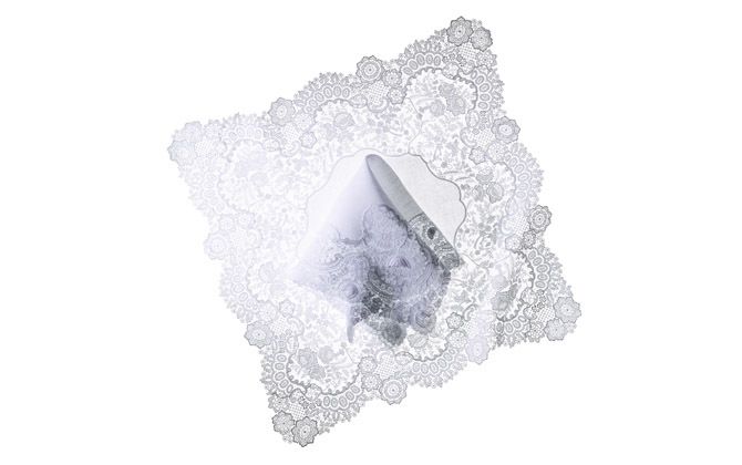 和光の『スイスレース』のリネンハンカチーフ　上／［ 縦34×横34㎝］￥35,000・下／［縦39×横39 ㎝］￥45,000（いずれも税抜）