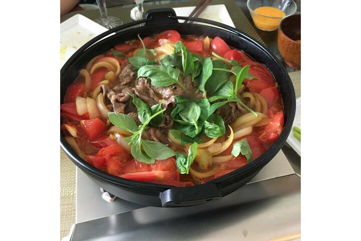 バジルのせトマトすき焼き