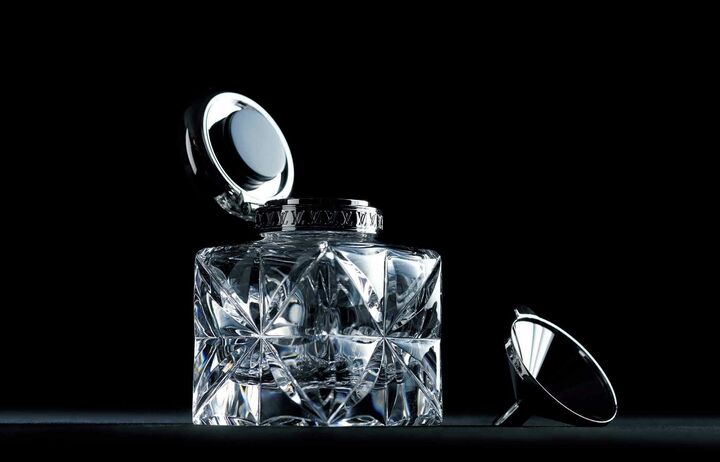 『アンクリエール ロゼ・ドゥ・ヴァン（プラチナム）』￥ 125,000［幅7.5㎝角×高さ 5.5㎝］（ルイ・ヴィトン クライアントサービス）