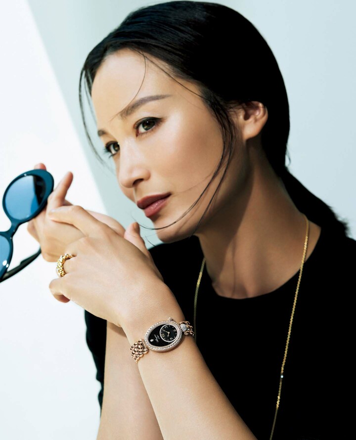 ブレゲの時計を着用したモデルの黒田エイミさん