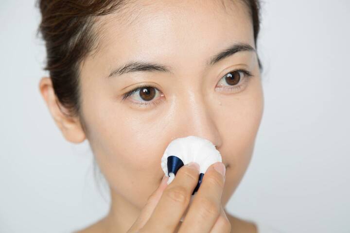 おでこの中心→両サイド→鼻筋に