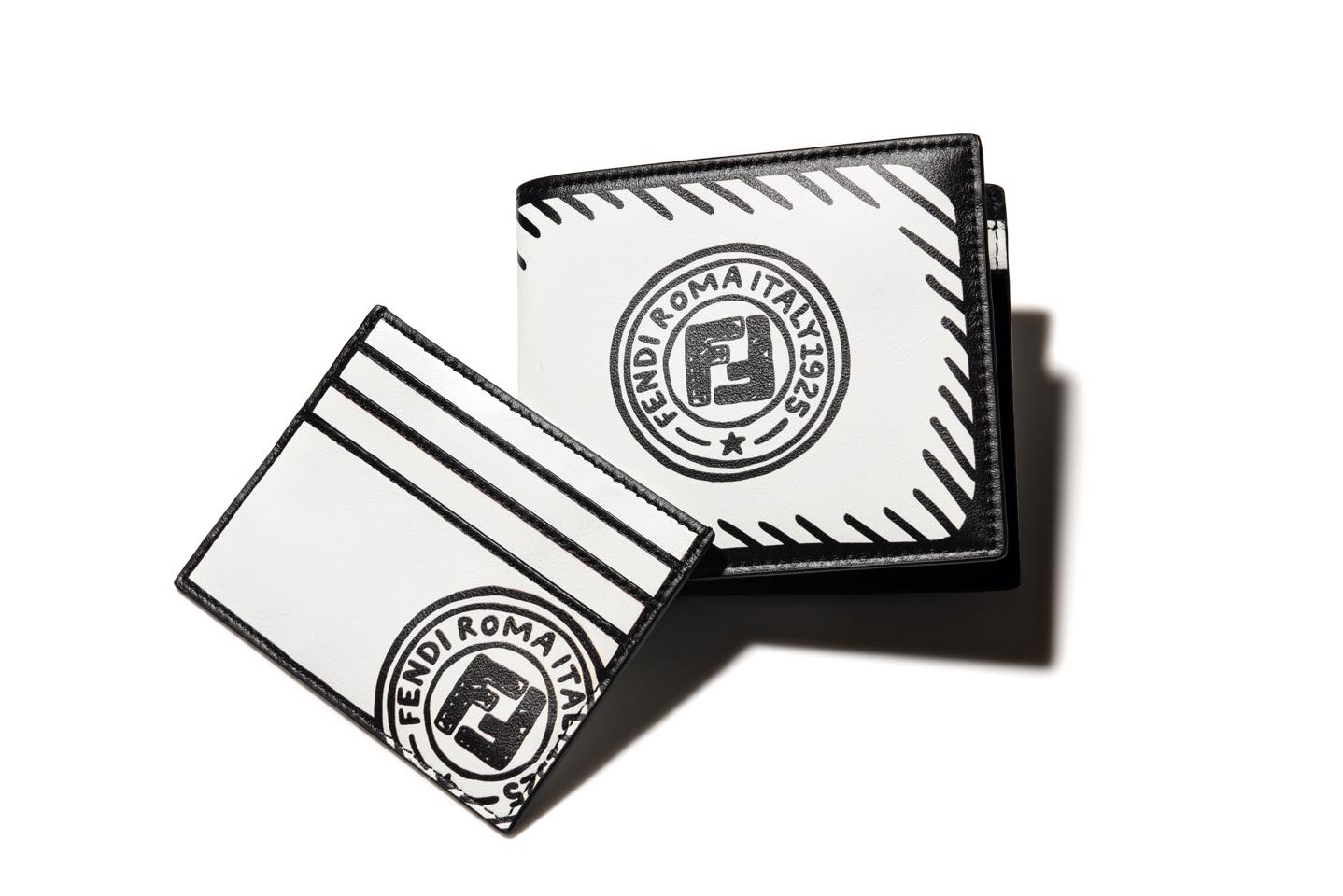 左から【W10×H8cm】カードケース¥43,000・【W10×H9×D1cm】財布¥52,000・(フェンディ ジャパン)