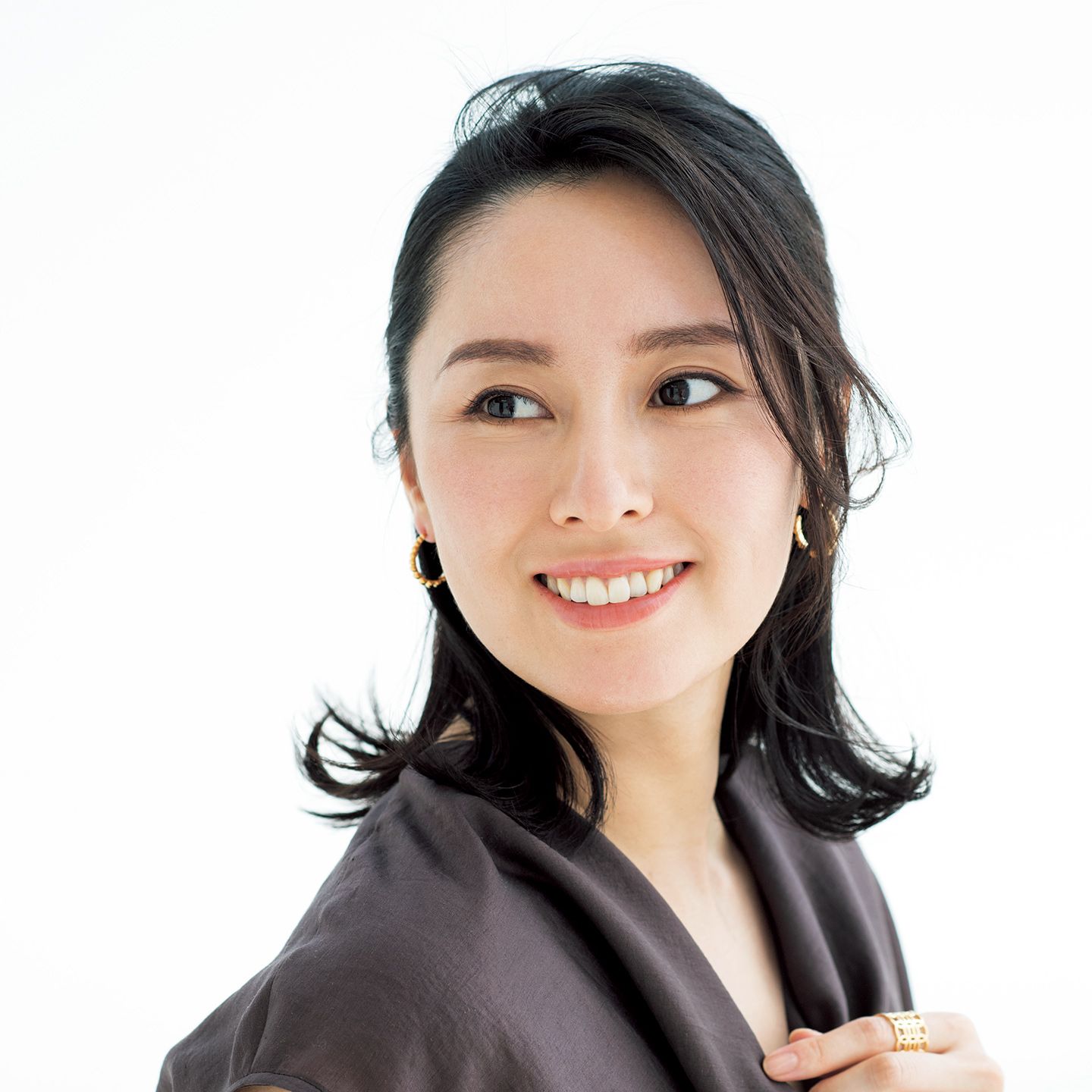 40代 髪型_3,ヘアアレンジ_3,ブラウス_1,ピアス_1,指輪_1
