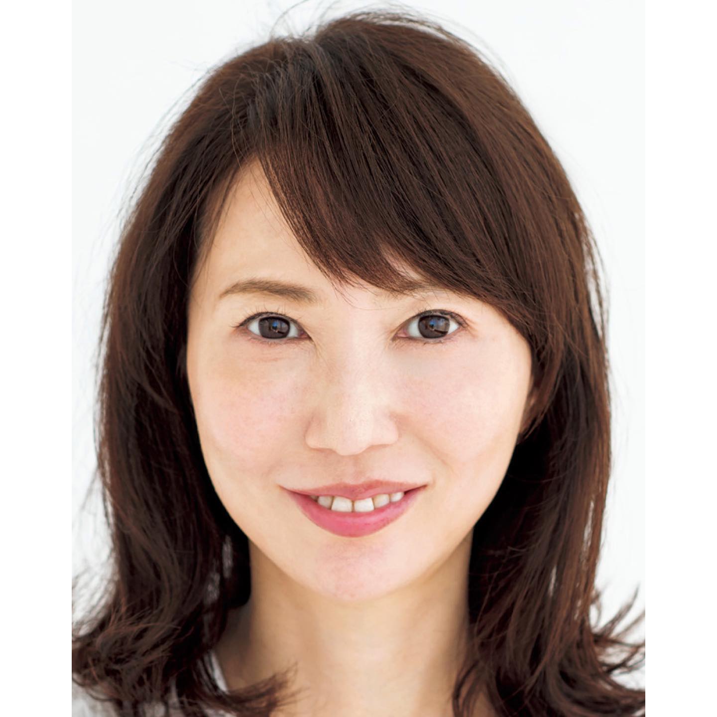 藤井奈々さん(47歳)20代のころからずっと細めのナチュラルなアーチ眉のまま。NGではないけれど、アイメイクがナチュラルなぶん、目元の印象が弱く映るのが残念。