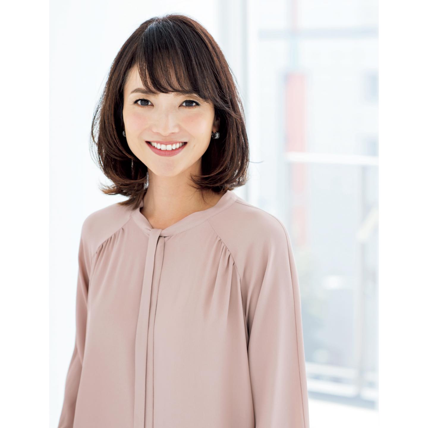 ブラウス¥61,000(東レ・ディプロモード〈セブンティ〉) ピアス¥234,000(エスジェイ ジュエリー〈ニナ リッチ〉)