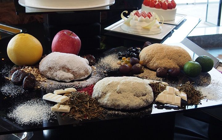 左「シュトーレン」¥2,800/中央「加賀ほうじ茶シュトーレン」¥2,800/右「ボーネン シュトーレン」¥2,800(それぞれ税抜)