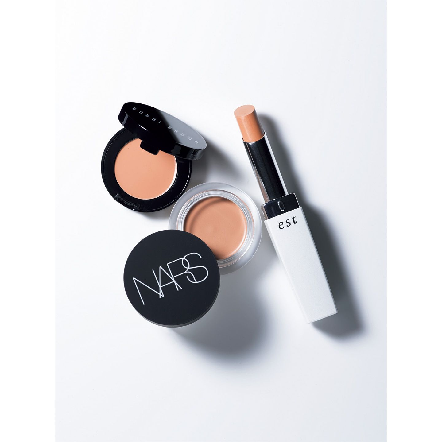 左上反時計回りに/ボビイ ブラウン クリーミー コンシーラー 全10色 ¥3,900、NARS ソフトマットコンプリートコンシーラー 全8色 ¥3,400、花王 エスト クリアアップコンシーラースティック SPF30・PA++ 全2色 ¥4,500