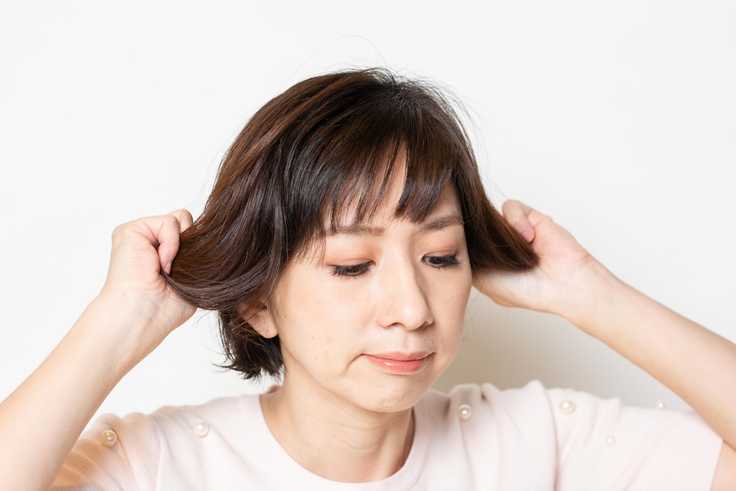 髪全体にツヤが出るスプレーを吹きかけたら、軽めのワックスで毛先に束感と動きを出す。