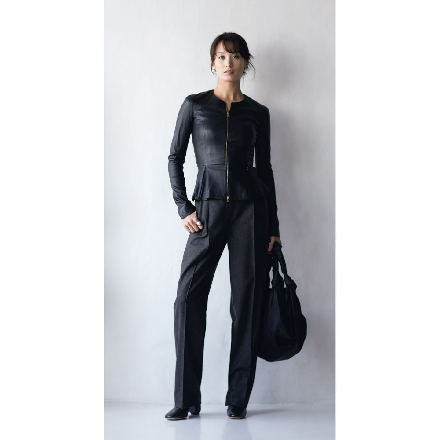 ラムスキンのジャケット・パンツ・バッグ・靴(コロネット〈ザ ロウ〉)、ピアス・リング(TASAKI) 撮影/熊澤 透 BY:『Precious10月号』小学館、2017年