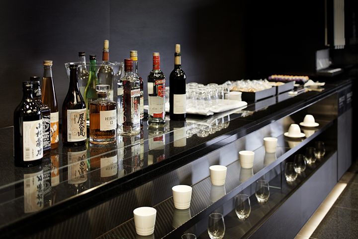 ANA「ANA SUITE LOUNGE」のビュッフェコーナーに並ぶドリンク