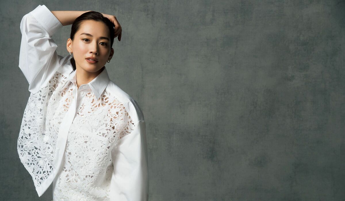 綾瀬はるかさん、白シャツと生きる「今」｢私が