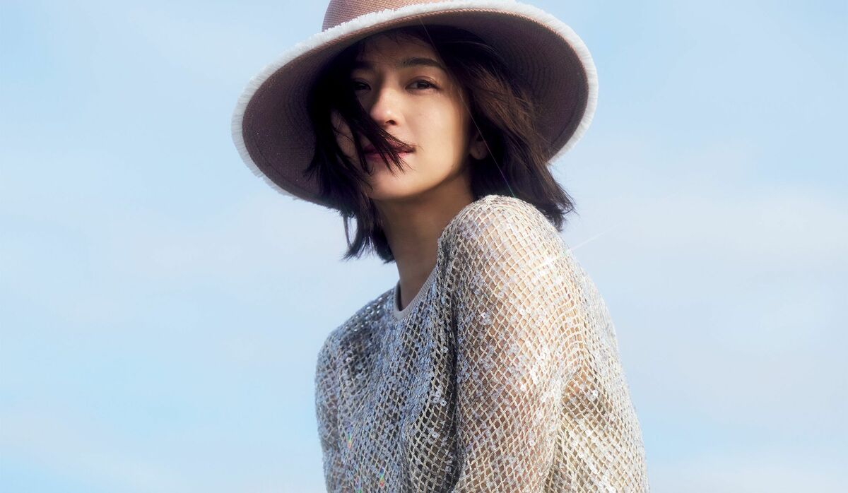 中村アンさんが着こなす【煌めきを散りばめたスパンコールドレス】に