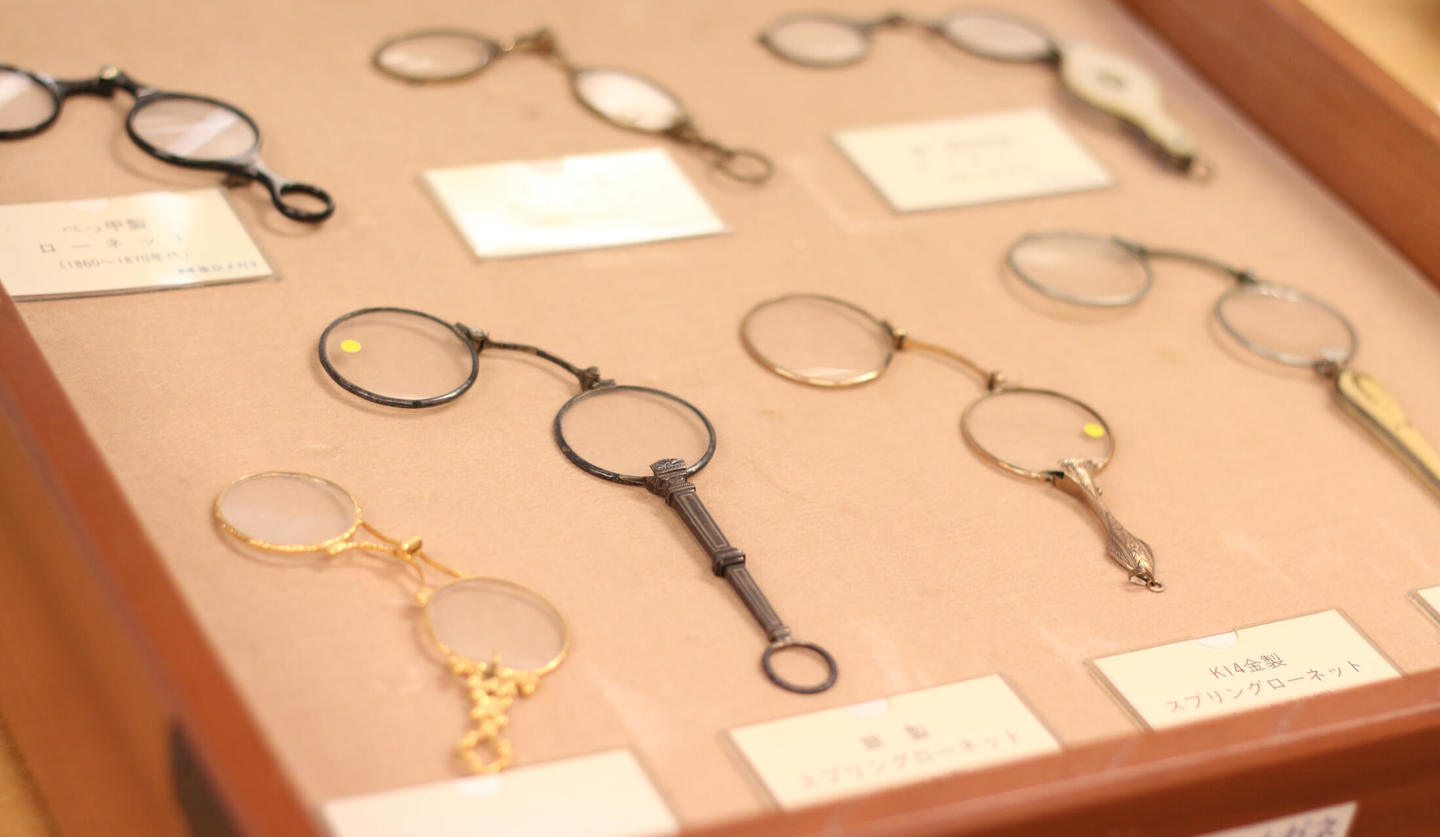 「東京メガネミュージアム<S･T･A･G･E>」に所蔵されている18〜19世紀のヨーロッパで貴族が手に持って使用していたアンティークのローネットと呼ばれるメガネが箱に並んでいる