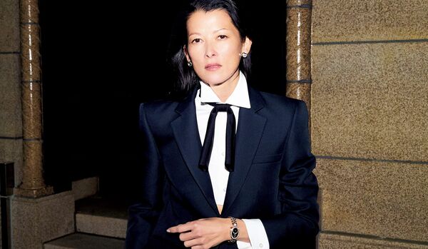 「バレンシアガ」のジャケット×「ブレゲ」の時計｜インテリジェントなアイテムで体現する究極のブラックエレガンス