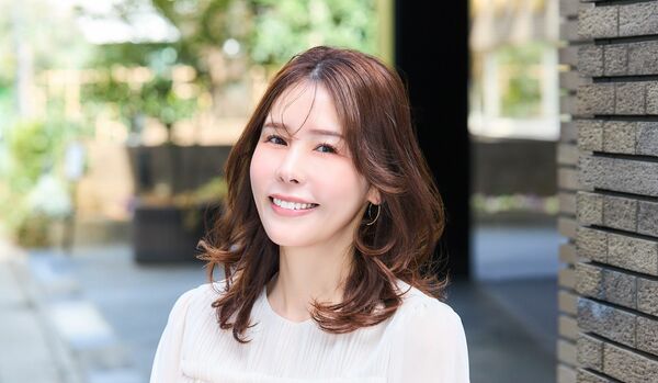 【面長顔×ミディアムヘア】サイド程よくに広がるひし形シルエット×少量バングで柔らかくこなれた雰囲気に