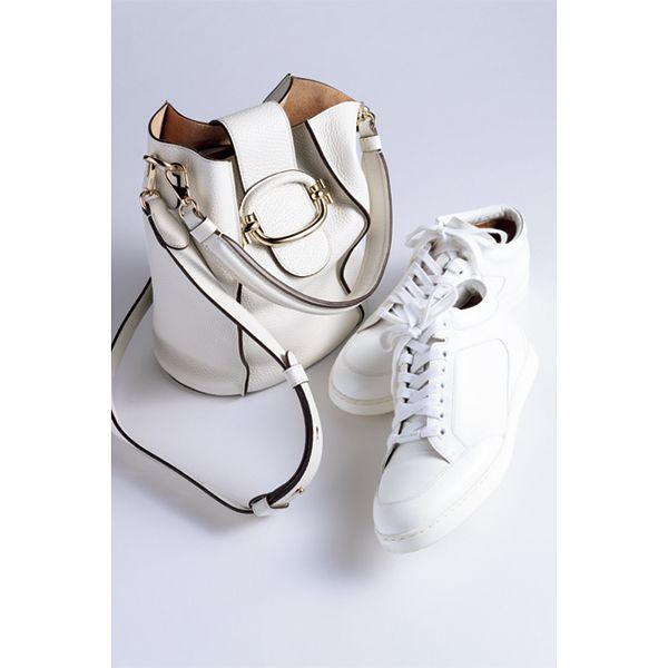 リンク小物トップスとボトムを白でつなげたら、小物は同じく白でリンクさせるか、一段濃い色でなじませたい。小物は目立たせるより、なじませるのが「上品ワントーン」成功への鉄則。