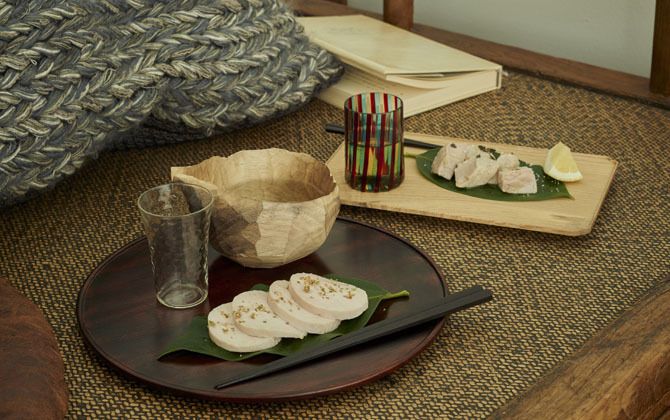 左より佃 眞吾さんの丸盆［直径約33㎝］ ￥28,000（税抜）、「studio fujino」の木のトレー ￥8,000～