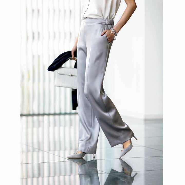 パンツ￥90,000（エスカーダ・ジャパン〈エスカーダ〉）、ブラウス￥58,000・カーディガン￥134,000（アオイ〈ファビアナ フィリッピ〉）、ブレスレット［太］￥156,000・［細］¥138,000（ティファニー・アンド・カンパニー・ジャパン・インク）、バッグ￥743,000（アクリスジャパン コンテス事業部〈コンテス〉）、靴￥44,000（フラッパーズ〈ネブローニ〉）