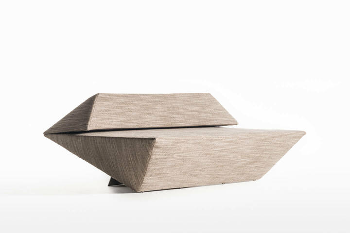 三角形を組み合わせたデザインのソファ「KA」。¥610,000〜