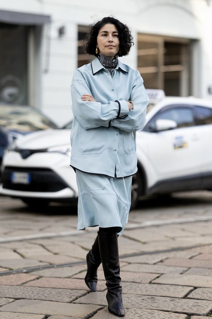 付かず離れずな形のセットアップが、パステルブルーの軽やかさを引き上げてくれます。