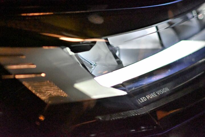 前方を広く、明るく照らすLEDヘッドライト。街の灯りを受けて、ジュエリーのような輝きを放つ。