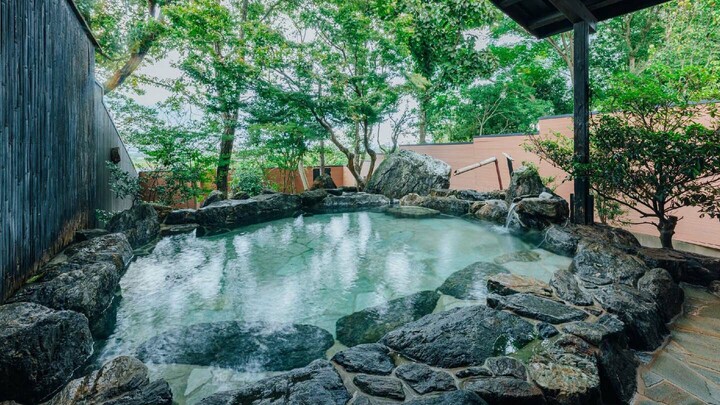 福岡県久留米市にある「天然田園温泉 ふかほり邸」の大浴場露天風呂