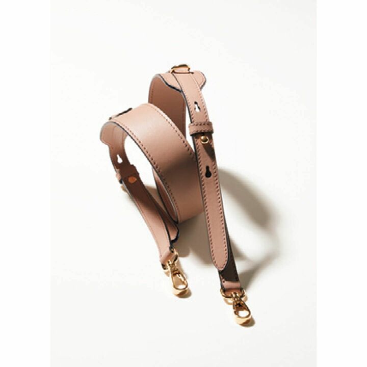 Strap取り外し、長さ調節が可能なショルダーストラップ付き。肩に当たる部分は広めでくい込みにくいのがうれしい。チャームやキーホルダーをかけられるフックもあります。