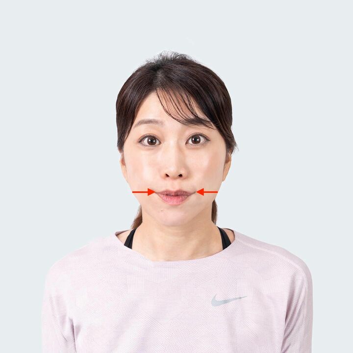 口輪筋を中央に寄せて、口角下制筋をゆるめるクセをつける