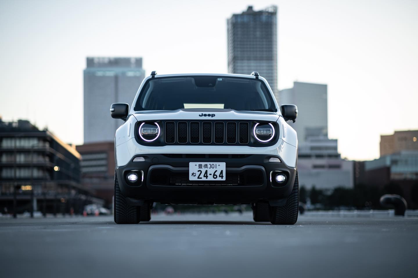 ダークグレーグリルがスタイリッシュなTRAILHAWK 4xe。