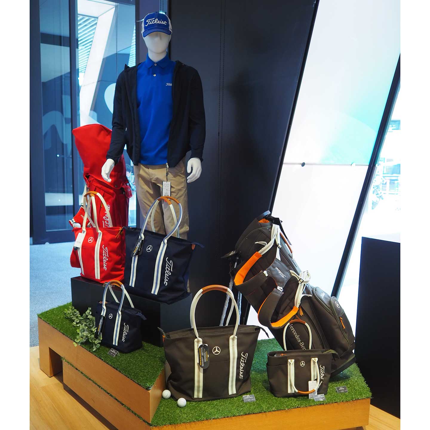 ゴルフ用品の有名ブランド、タイトリスト(Titleist)とコラボレーションしたメルセデス・ベンツ コレクションのゴルフ用グッズ(メルセデス ミー 東京)