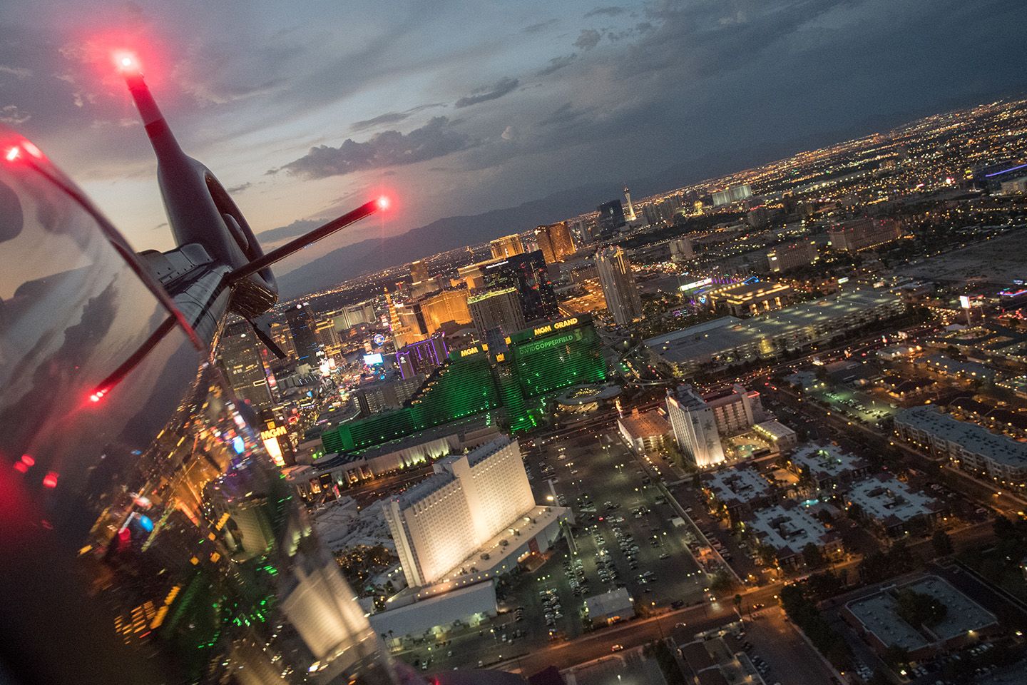 迫力ある夜景が楽しめる大きなウィンドウもマーベリック・ヘリコプターの特徴