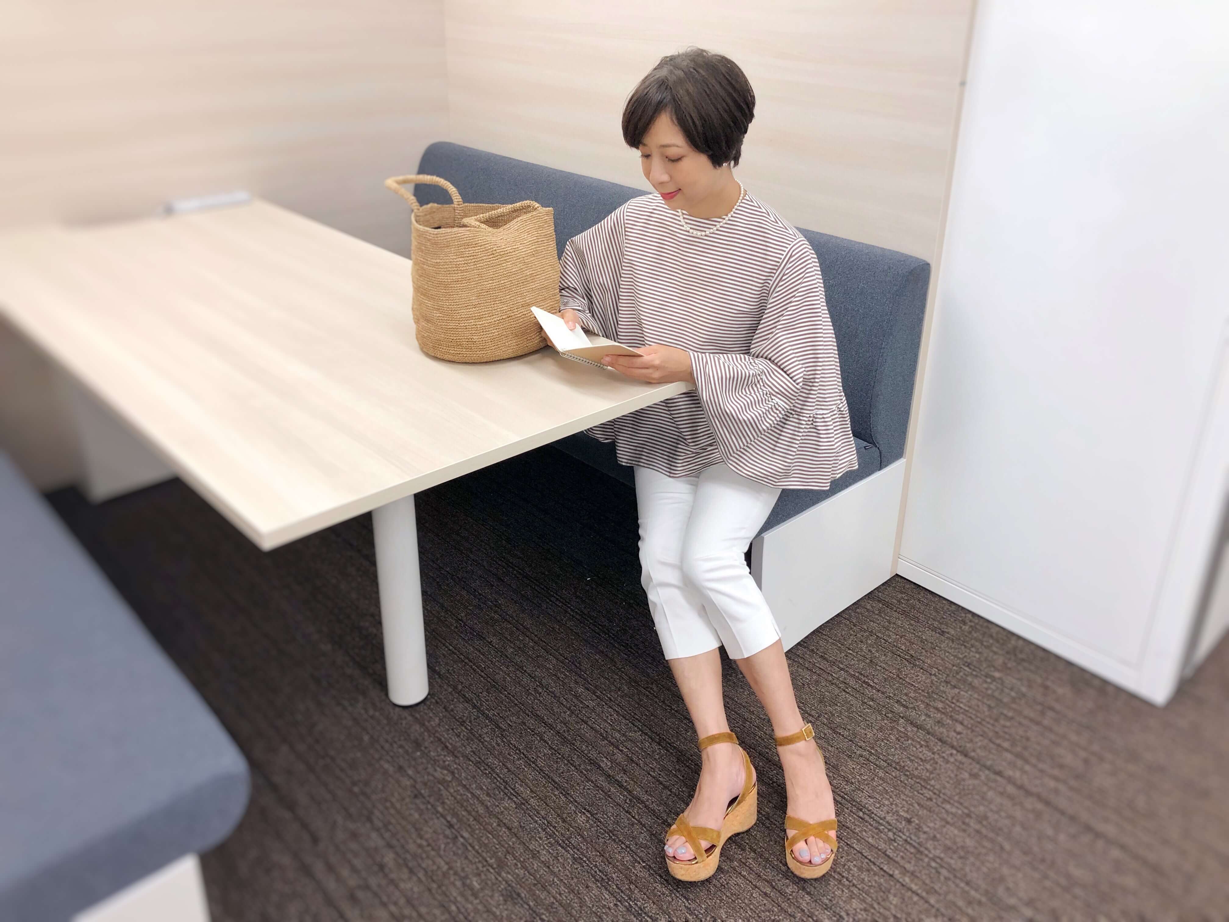 Tシャツのように首がつまったデザインなので、少々エレガントさを加えたくてパールのネックレスをあしらってみました。靴はフラット派の私にしては珍しく、プラットホームサンダルを。これはかごバッグとの色合わせを考えた結果です。ブラウス/T-mat; パンツ/インコテックス ネックレス/ミキモト バッグ/Sans Arcidet 靴/JIMMY CHOO