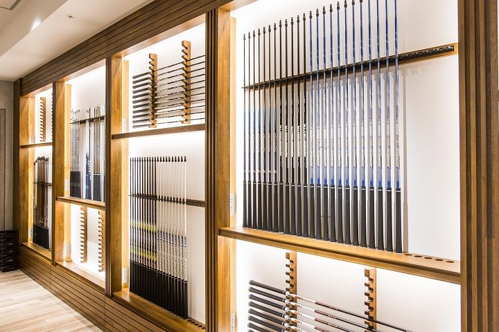 最新のゴルフクラブが展示されています。
