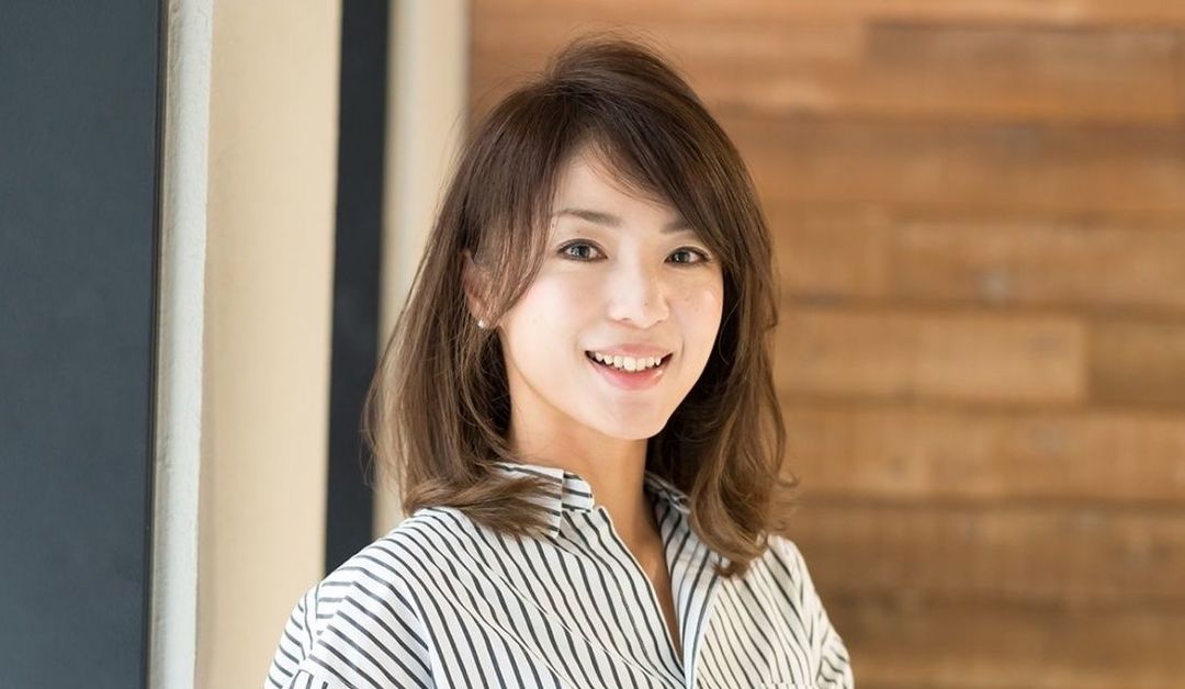 パサつくミディアムヘアのスタイリングは アイロンのすべらせテク で解決 40代女性の髪型 Precious Jp プレシャス