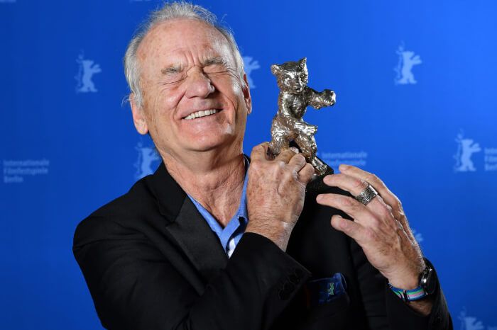 同年公開の映画『犬ヶ島』が銀熊賞(監督賞)を受賞。ウェス・アンダーソン監督に贈られたトロフィーと共に記念撮影。
