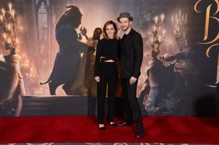 2017年2月24日、コリンシア ホテル ロンドンで行われたフォトコールに出席したエマ・ワトソンとダン・スティーブンス。