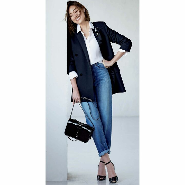 ジャケット・シルクシャツ・デニム・バッグ・靴・イヤリング・ブローチ［２点セット］（イヴ・サンローラン〈サンローラン バイ アンソニー・ヴァカレロ〉）撮影／熊澤 透　BY：『Precious5月号』小学館、2017年