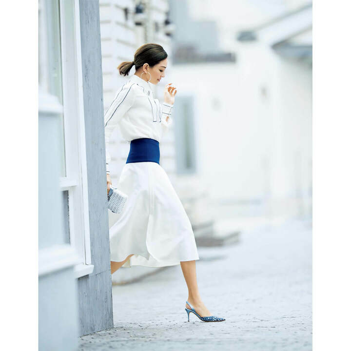 靴／上の写真［上］と同じ、ブラウス￥75,000・スカート￥45,000（トリーバーチジャパン）、ピアス￥30,000（ステディ スタディ〈トムウッド〉）、バッグ￥262,000（ブルーベル・ジャパン〈マーク クロス〉）　[Precious2019年3月号223ページ] 