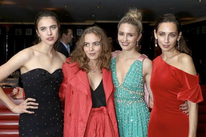 左から共演のモーガン・セイラー、ディアナ・アグロン、レベッカ・ダヤン。