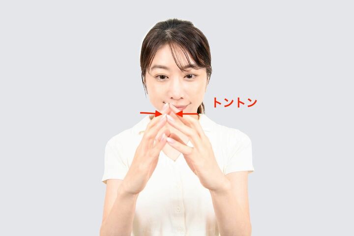 指先をトントンと合わせながら深呼吸する