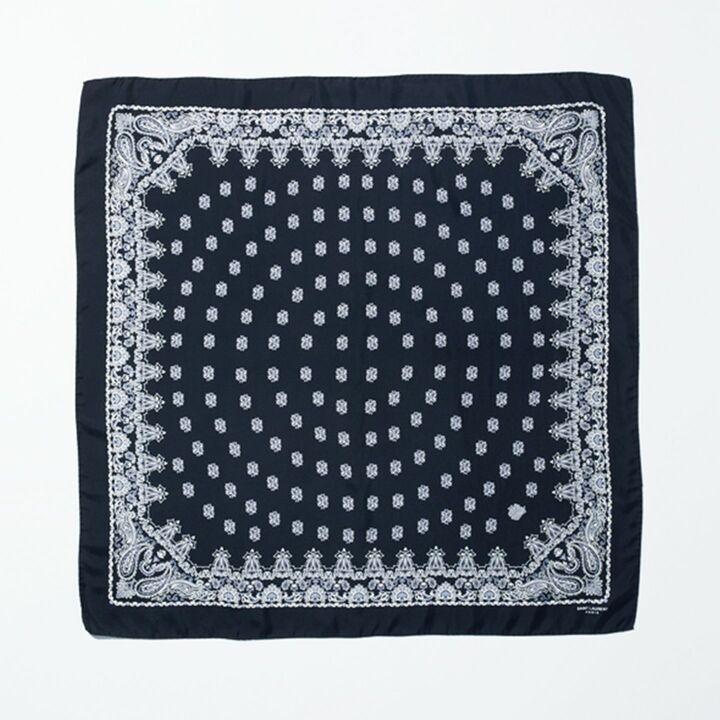 スカーフ￥35,000［90×90㎝］（サンローラン〈サンローラン バイ アンソニー・ヴァカレロ〉）