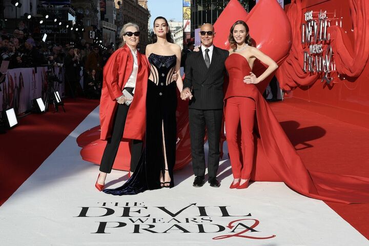 左から共演のアン・ハサウェイ、スタンリー・トゥッチ、エミリー・ブラントと。