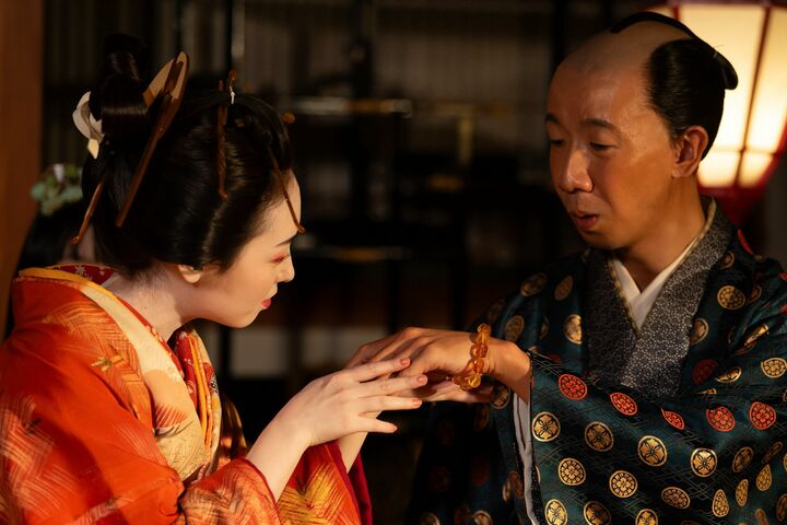 女性慣れしてないからか、抜荷の指摘をされることを恐れているのか、花魁の誰袖(福原遥さん)に迫られて動揺する様子がリアルすぎる、と話題のひょうろくさん。(C)NHK