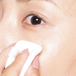 クッションコンパクトはスタンプ塗り。みずみずしい感触なだけに、滑らすように塗ると肌に密着しない。軽くたたきながら密着させるのが正解。