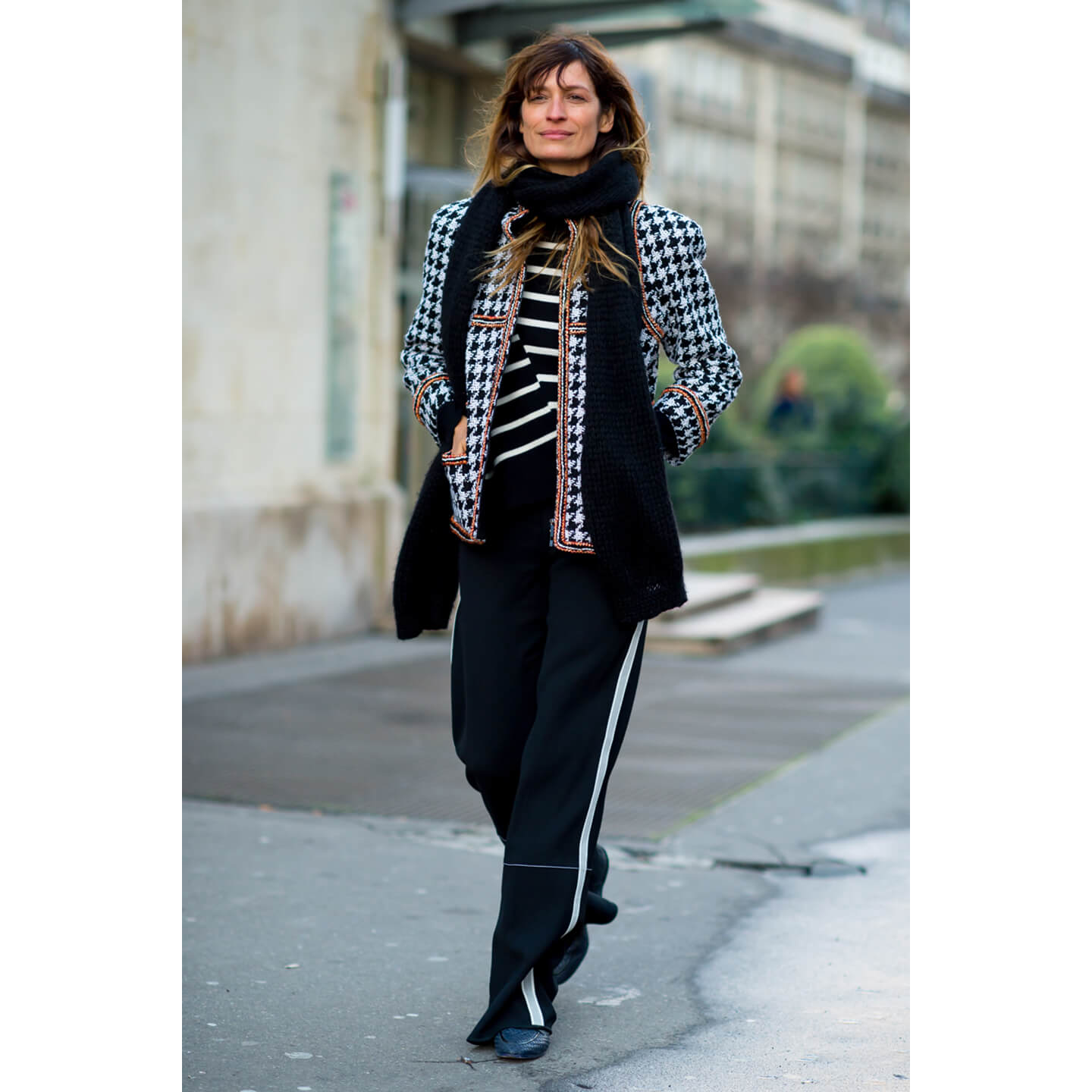 黒いマフラーを巻いたCaroline de Maigret(カロリーヌ・ド・メグレ)氏