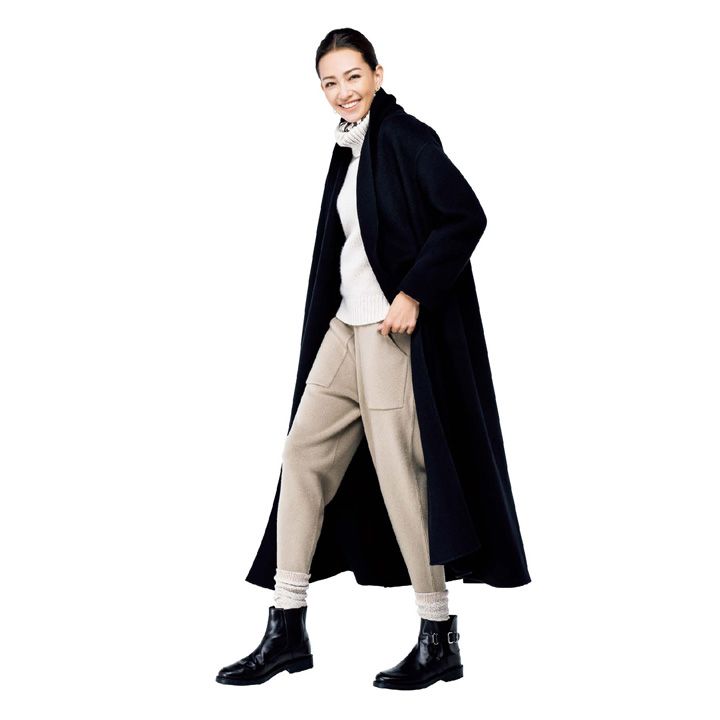 コート(エストネーション〈エストネーション〉)、ニット・パンツ(ブラミンク)、スカーフ(スローン)、ピアス(アルテミス・ジョイエリ〈アルテミス・ジョイエリ〉)、靴(トッズ・ジャパン)、その他/スタイリスト私物 撮影/水田 学(NOSTY) BY:『Precious1月号』小学館、2019年