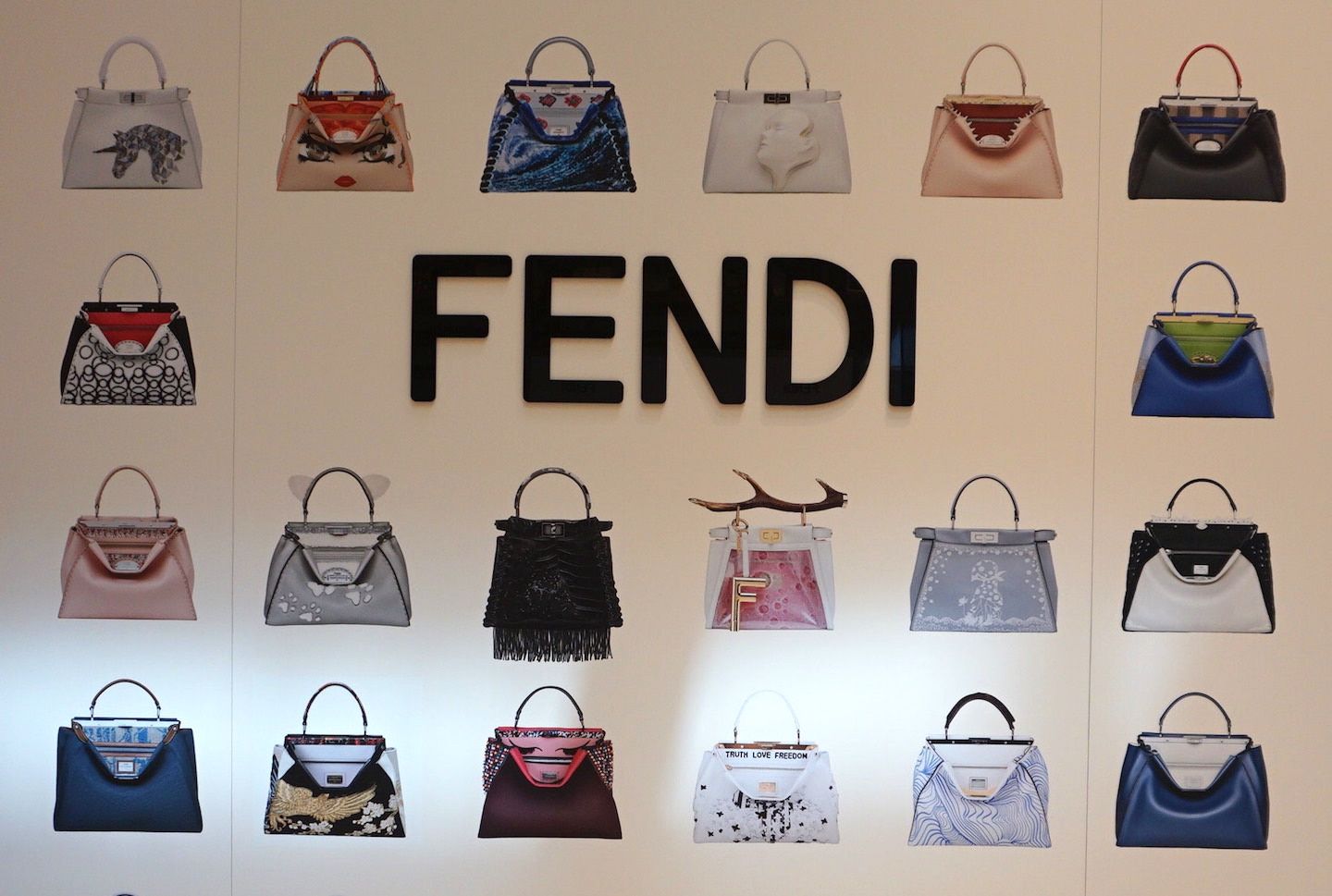 「フェンディ ピーカブー〜世代を超えて受け継がれるアイコン〜」展