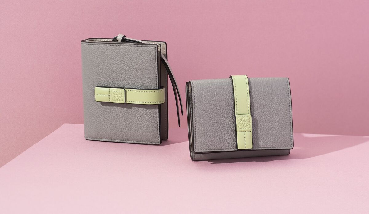 ロエベ」ペールグリーンがフレッシュに効く！洗練配色のバイカラー